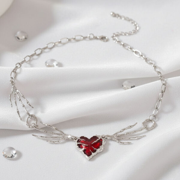 Collar de corazón gótico